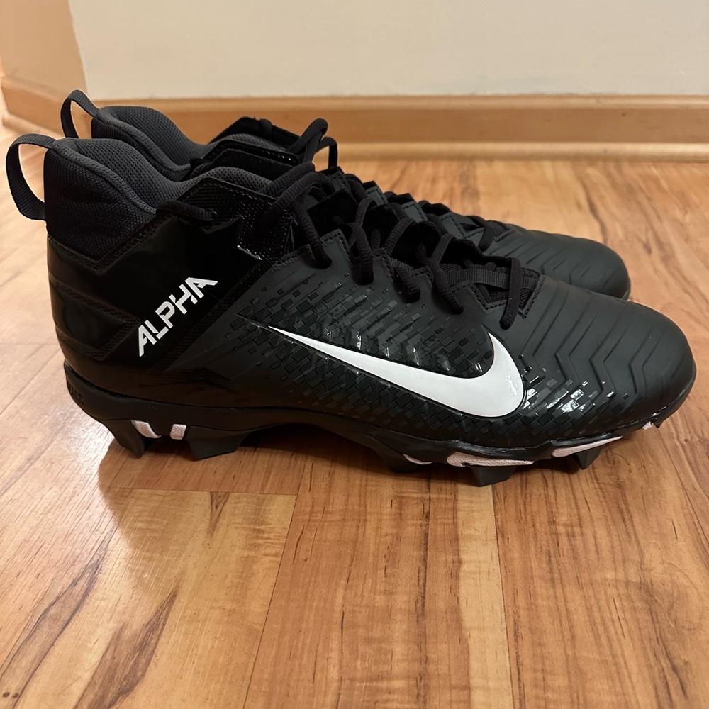 Nike Men’s Alpha Menace Fast Flex Football Cleats NW/OT